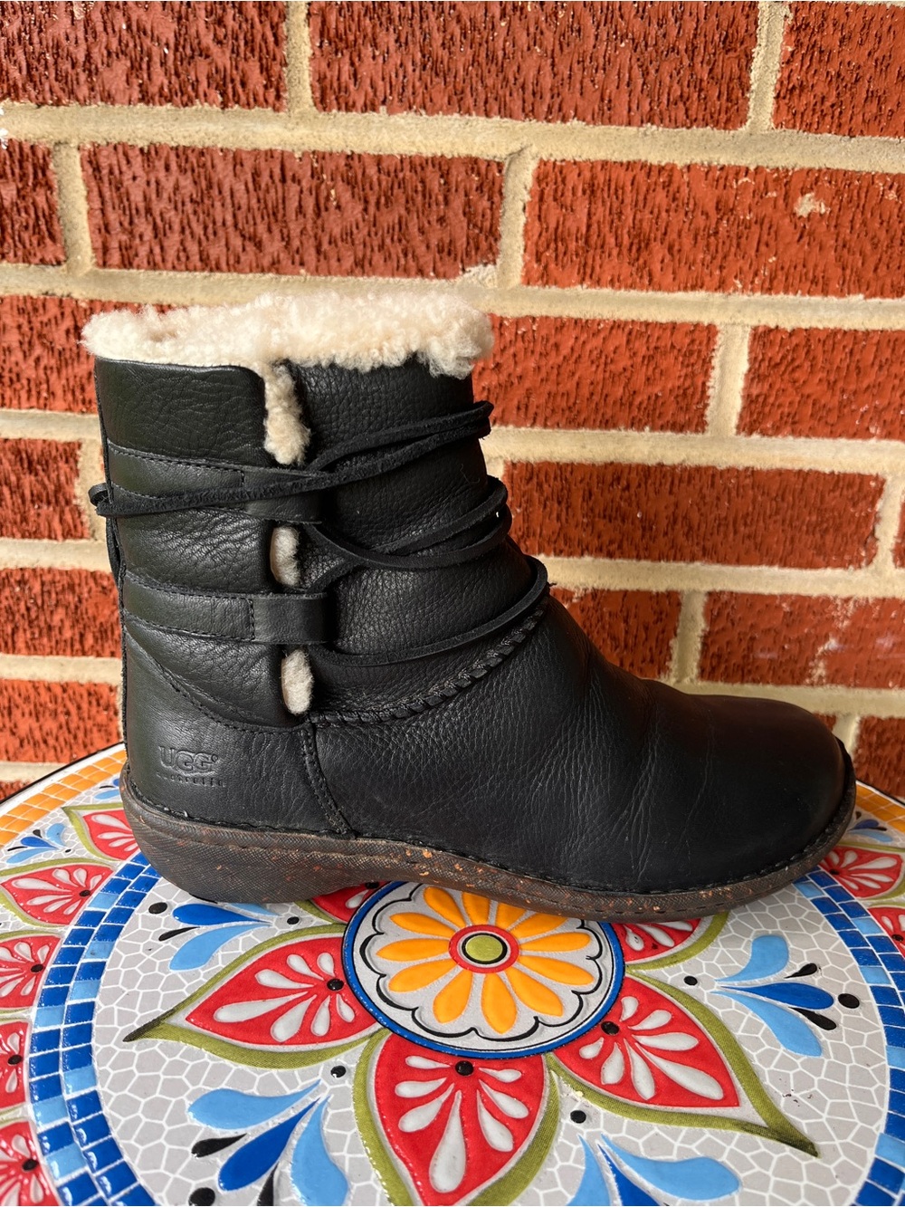 UGG Australia Caspia Womens 8 Black Leather Sheepskin Lined Winter Boots 1932